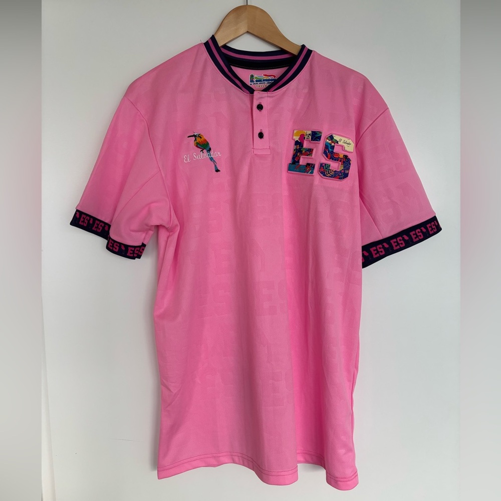 El Salvador Soccer 21” PTP Men's T-Shirt, Pink, Size XL.